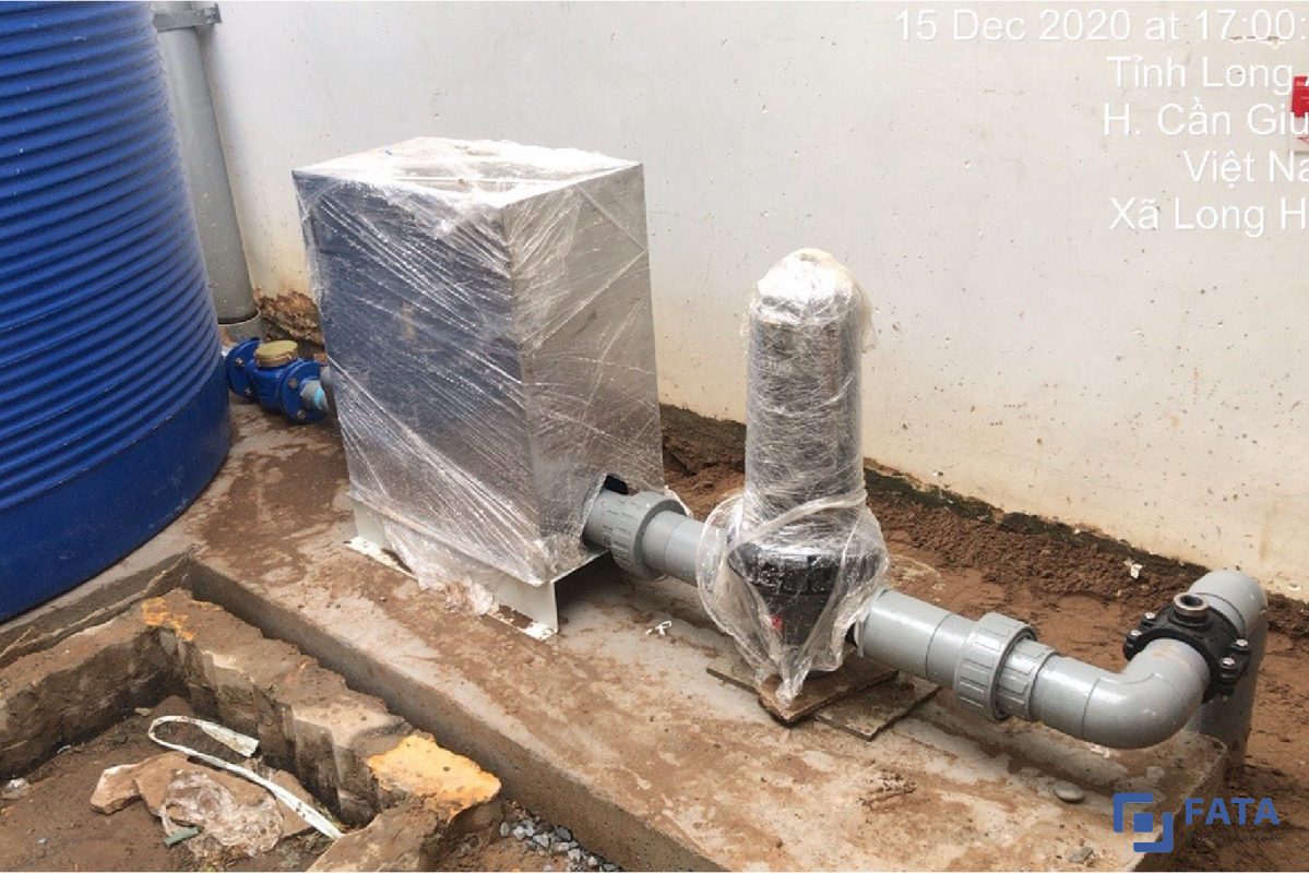 Hệ thống tưới phun sương cũng cần một giàn máy bơm để hỗ trợ tưới.