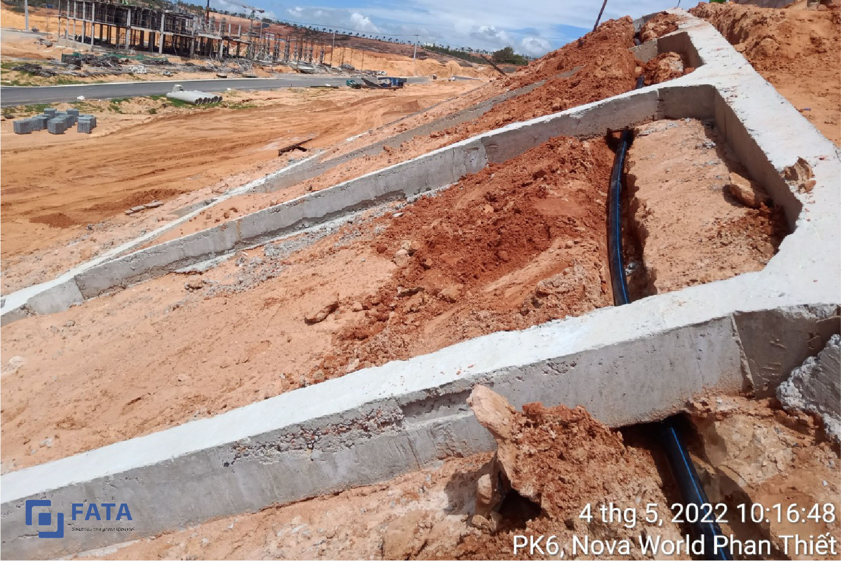 Đường ống dẫn nước chính của hệ thống tưới cây thông minh đầu tiên được đặt tại dự án